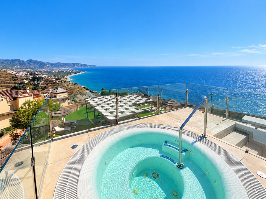 Exklusive Eckwohnung mit Panoramablick auf das Meer in Bayview II, Nerja